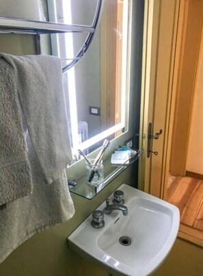 Bathtub, hair dryer, bidet, towels