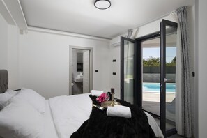 4 bedrooms, in-room safe, iron/ironing board, free WiFi