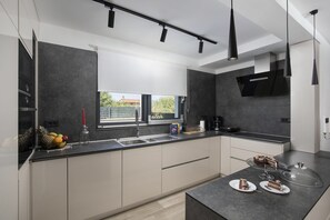 Coffee/tea maker, fridge, microwave, oven - Villa Speranza with pool (Pula)