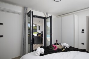 4 bedrooms, in-room safe, iron/ironing board, free WiFi