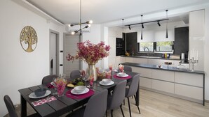 A modern kitchen with a dining area. - Villa Speranza with pool (Pula)