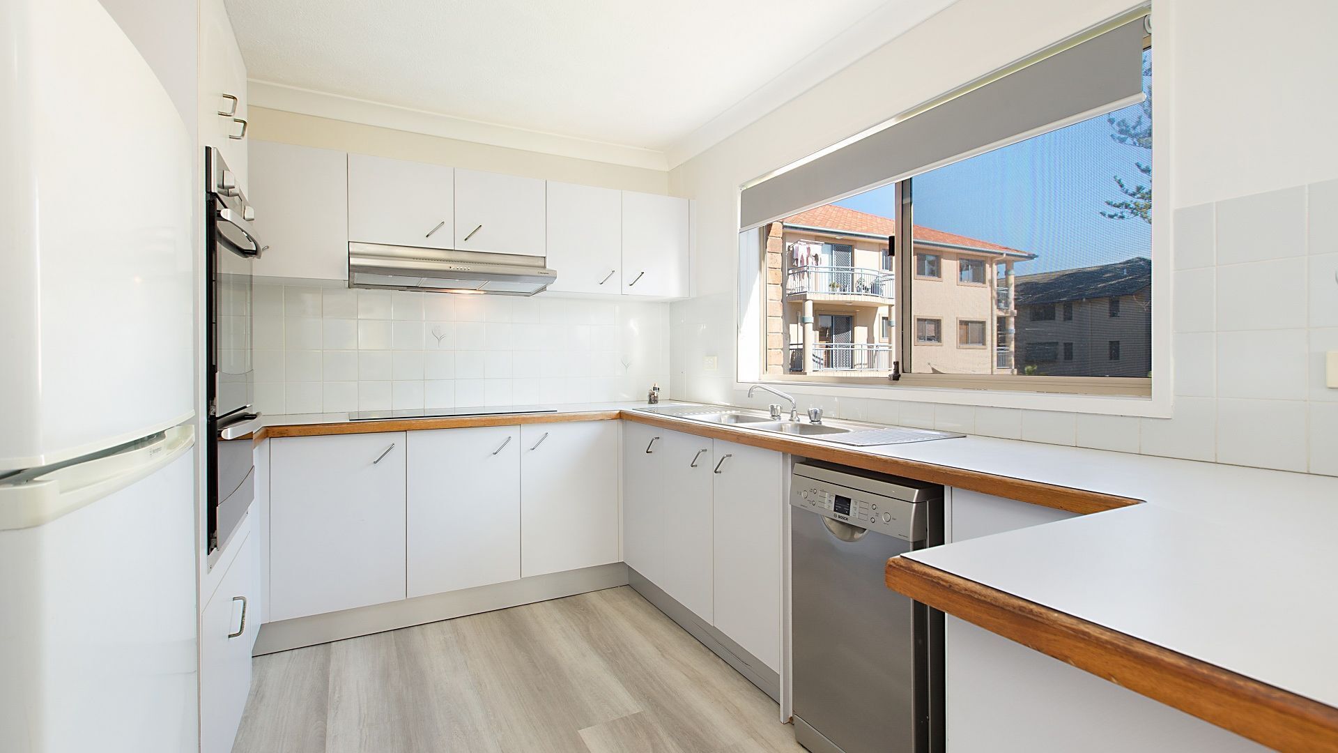 San Chelsea 16 - Beachfront Bilinga - Linen Provded! — image 8