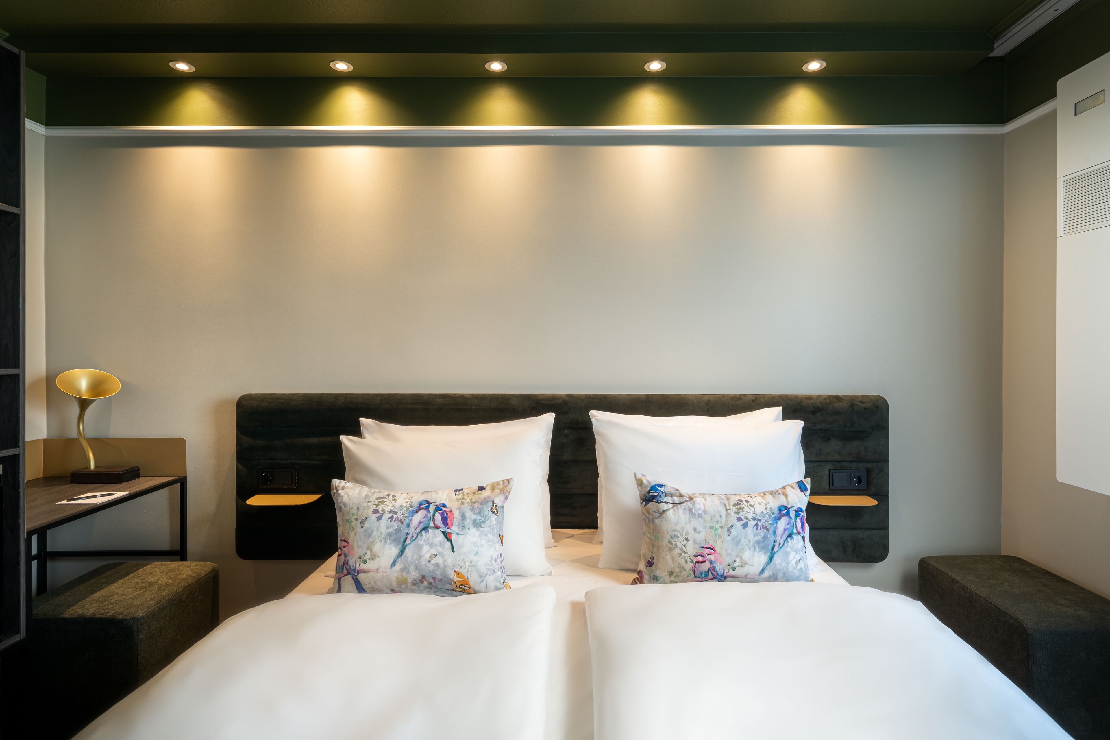 Phòng đôi Tiêu chuẩn | Két bảo mật tại phòng, trang bị nội thất với thiết kế riêng biệt, bàn 