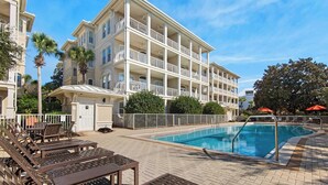 Un hôtel à plusieurs étages doté d’une piscine, d’un espace extérieur aménagé et d’une zone couverte.