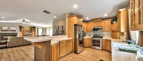 Réfrigérateur, four à micro-ondes, un four, surface de cuisson