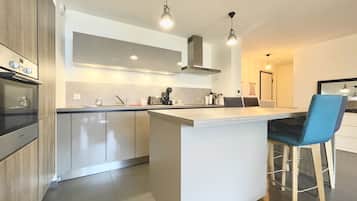 Fridge, oven, stovetop, dishwasher