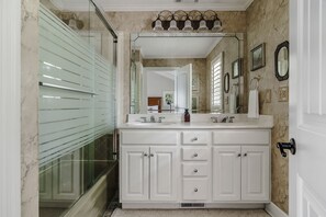 Combined shower/bathtub - Here Comes The Sun Center Hill Lake (Smithville)