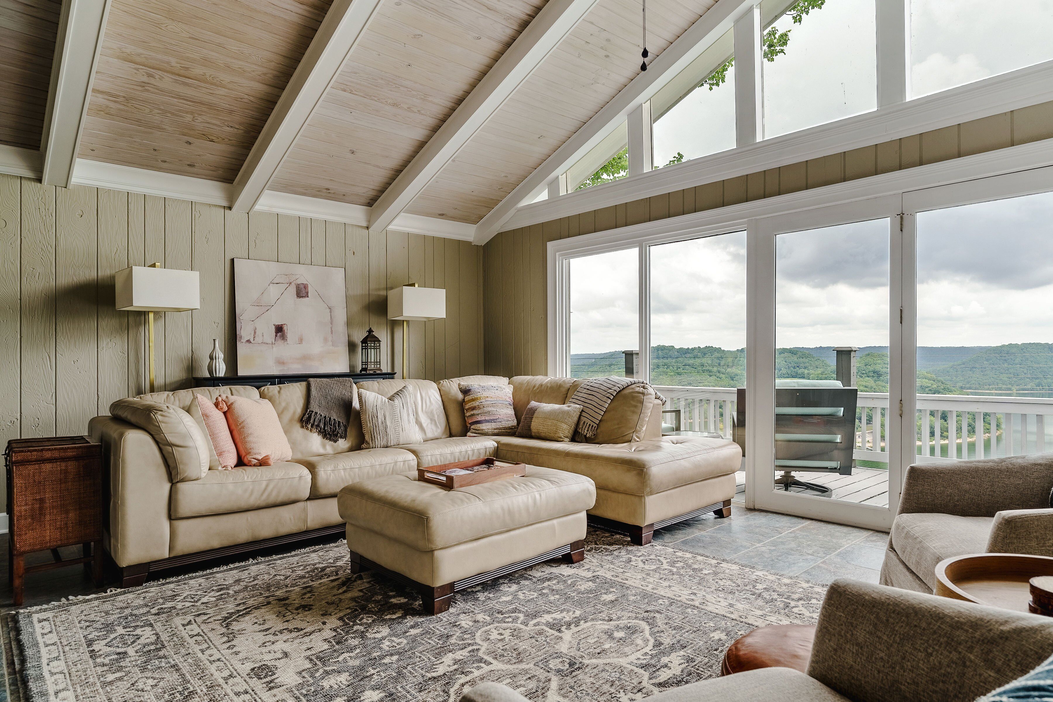 テレビ、暖炉、テーブルサッカー台