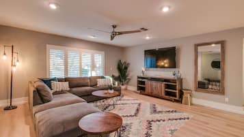 Estudio (4 Bedrooms) | Área de sala de estar