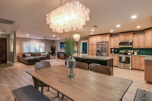 Studio (4 Bedrooms) | Dining room