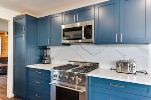 Réfrigérateur, four à micro-ondes, un four, surface de cuisson