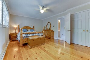 4 bedrooms, iron/ironing board, WiFi, bed sheets
