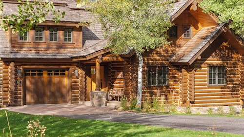 Teton Retreat Spacious Teton Springs Log Cabin w/Forest Access, A/C & Hot Tub