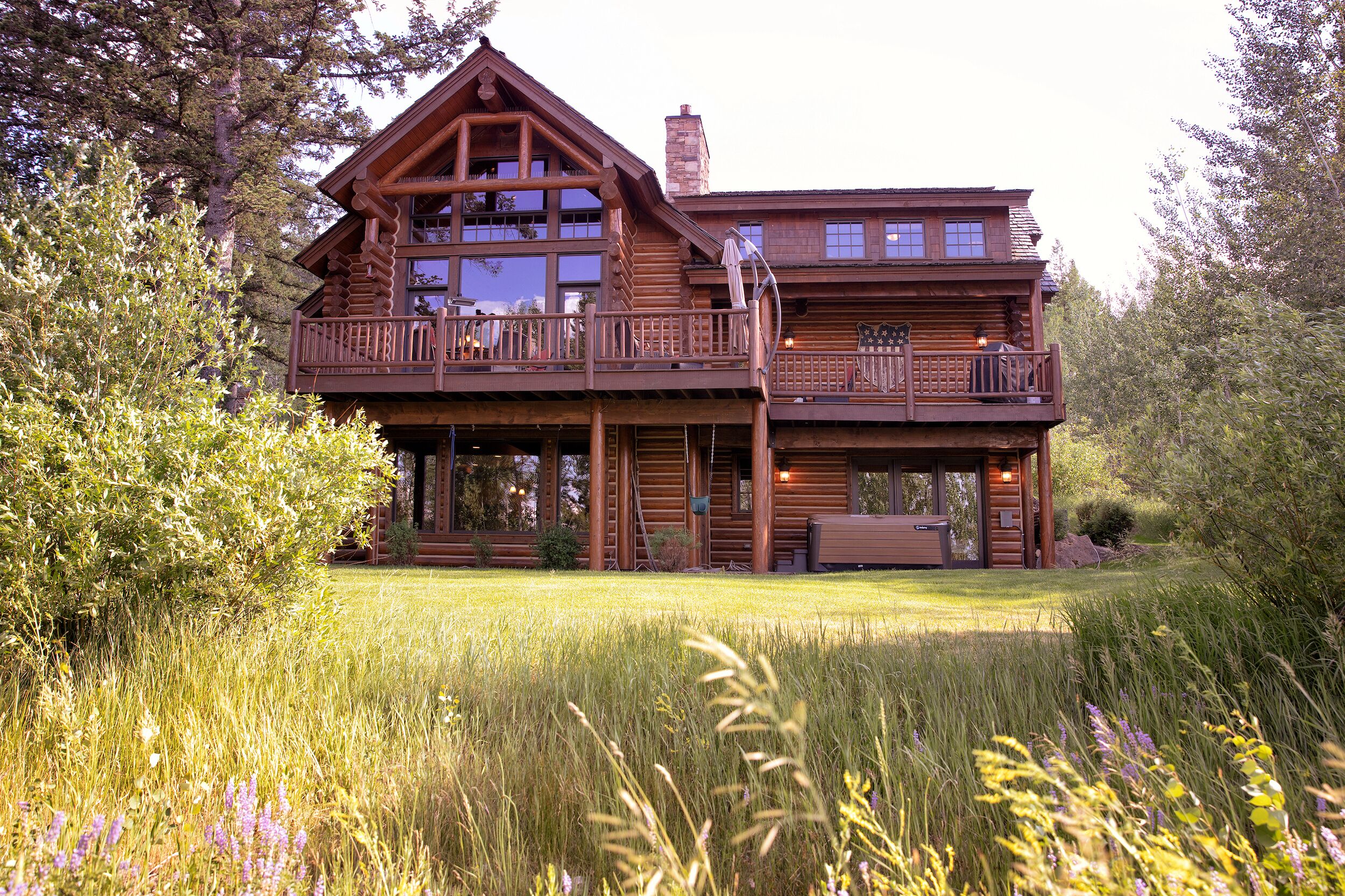 Teton Retreat 5 Bedroom Luxury Log Cabin bordering Nat. Forest. A/C, Hot Tub.
