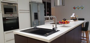 Fridge, microwave, oven, stovetop - Large 4-star villa, 2 terraces, 100m from Palais des Festivals and beaches (Cannes)