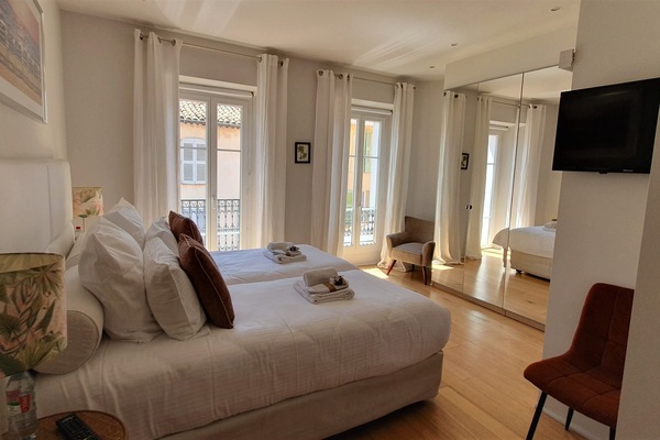 Chre 5 en suite avec SdB et WC, literie luxe, 2 lits 90 ou 1x180, coffre fort TV