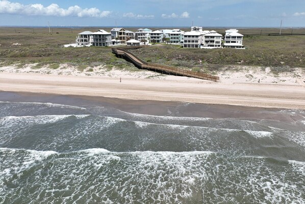 Beach nearby - Mustang Island vacation home, access to beach & community pool (Port Aransas)