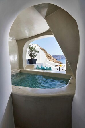 Private spa tub - Blue Art Caves (Oia)