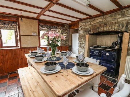 Cottage | Private kitchen | Fridge, dishwasher, electric kettle, toaster