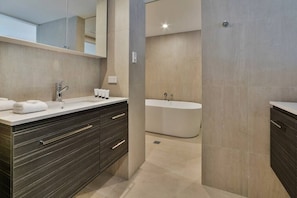 Hair dryer, towels - Frangipani Lodge 104, Frangipani Lodge 104 (Hamilton Island)