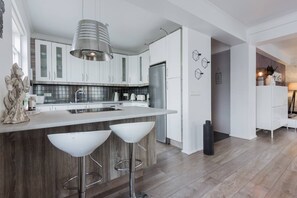 Fridge, microwave, oven, stovetop - Beautiful, spacious apartment & central location - no car needed (Akureyri)