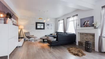 Smart TV, books, stereo