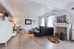 Smart TV, books, stereo - Beautiful, spacious apartment & central location - no car needed (Akureyri)