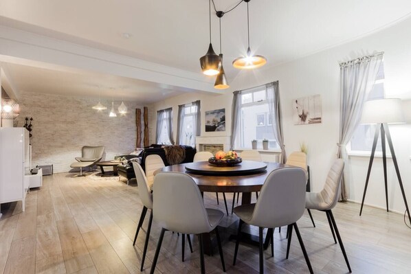 Dining - Beautiful, spacious apartment & central location - no car needed (Akureyri)