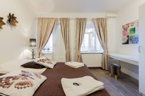 3 bedrooms, iron/ironing board, travel cot, free WiFi - Beautiful, spacious apartment & central location - no car needed (Akureyri)