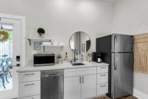 Refrigerador, microondas, lavavajillas y cafetera y tetera