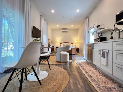 10/10 Rated • Private Garden Cottage Retreat • Minutes to Downtown