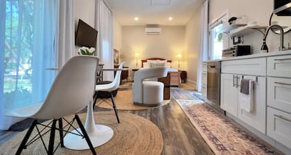 10/10 Rated âą Private Garden Cottage Retreat âą Minutes to Downtown