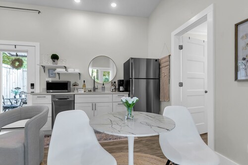 10/10 Rated • Private Garden Cottage Retreat • Minutes to Downtown