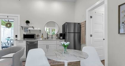 10/10 Rated • Private Garden Cottage Retreat • Minutes to Downtown
