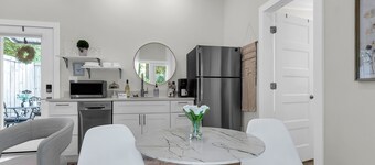 10/10 Rated • Private Garden Cottage Retreat • Minutes to Downtown