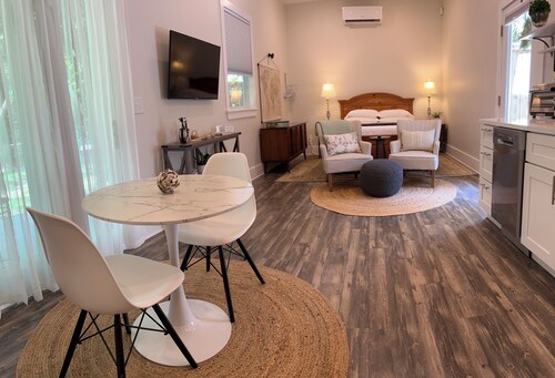 10/10-Star Care•Garden Retreat•
Thoughtfully maintained for a relaxing stay.