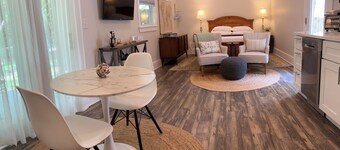 10/10-Star Care•Garden Retreat•
Thoughtfully maintained for a relaxing stay.