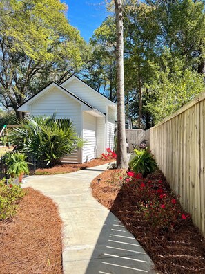 Property grounds - 10/10 Rated • Private Garden Cottage Retreat • Minutes to Downtown (Charleston)