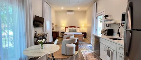 Frigorífico, microondas, lavavajillas y cafetera o tetera