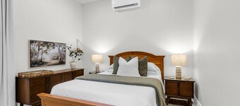10/10 Rated • Private Garden Cottage Retreat • Minutes to Downtown