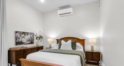 10/10 Rated • Private Garden Cottage Retreat • Minutes to Downtown