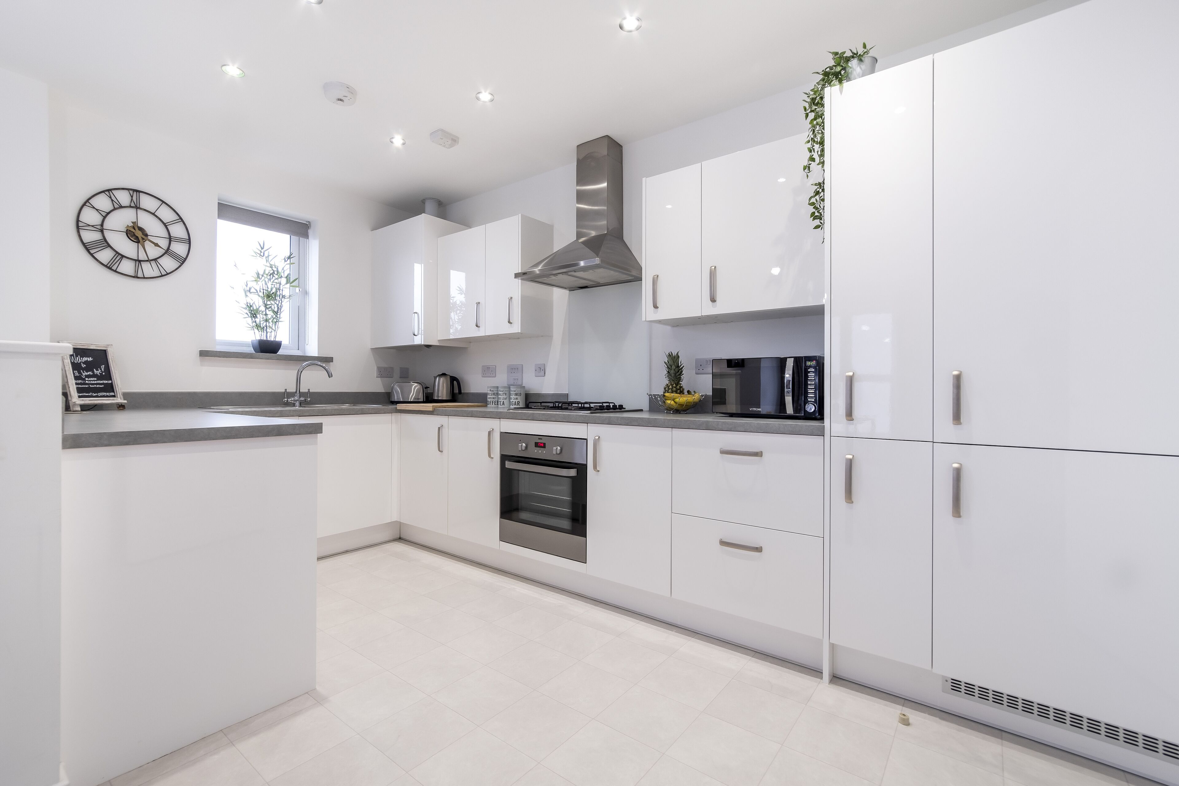 冷蔵庫、電子レンジ、オーブン、コンロ