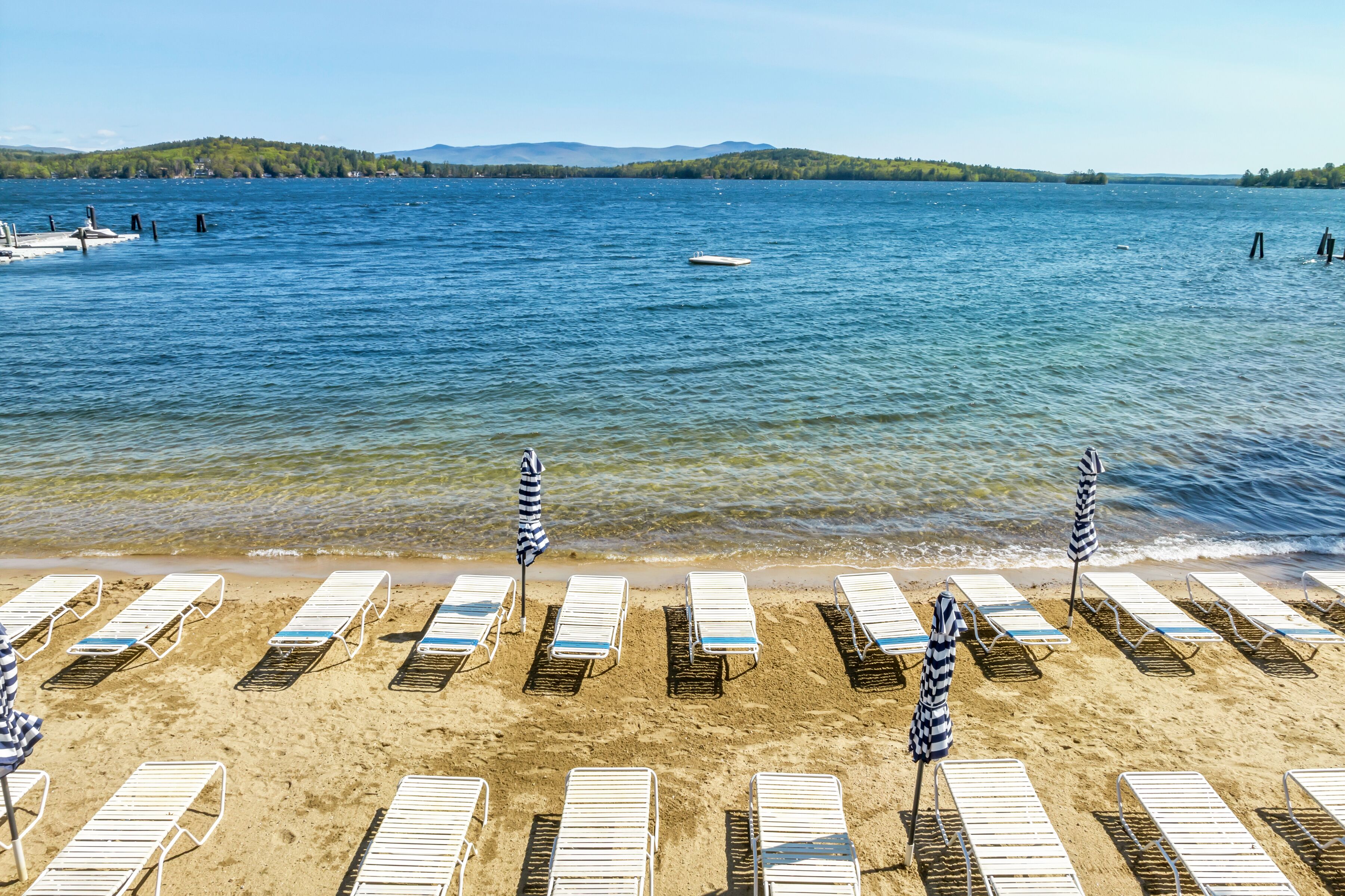 Plage à proximité, chaises longues