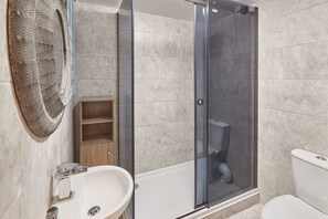 Shower, hair dryer, towels