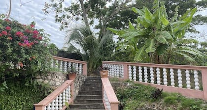YanceyLargo- 4BR Villa Jacuzzi & Mountain Views by RedAwning
