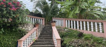 YanceyLargo- 4BR Villa Jacuzzi & Mountain Views by RedAwning