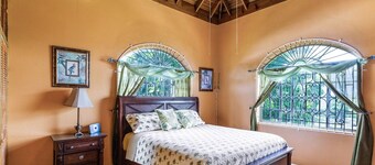 YanceyLargoEstate 2BR Villa w/Mountain Views by RedAwning