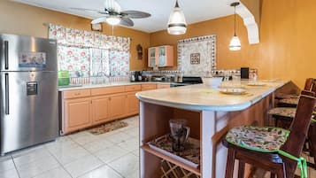 Vila, 6 quartos | Cozinha privada | Geladeira, fogão, cafeteira/chaleira, torradeira