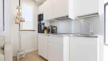 Fridge, microwave, oven, coffee/tea maker