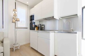 Een koelkast, een magnetron, een oven, een koffiezetapparaat/waterkoker